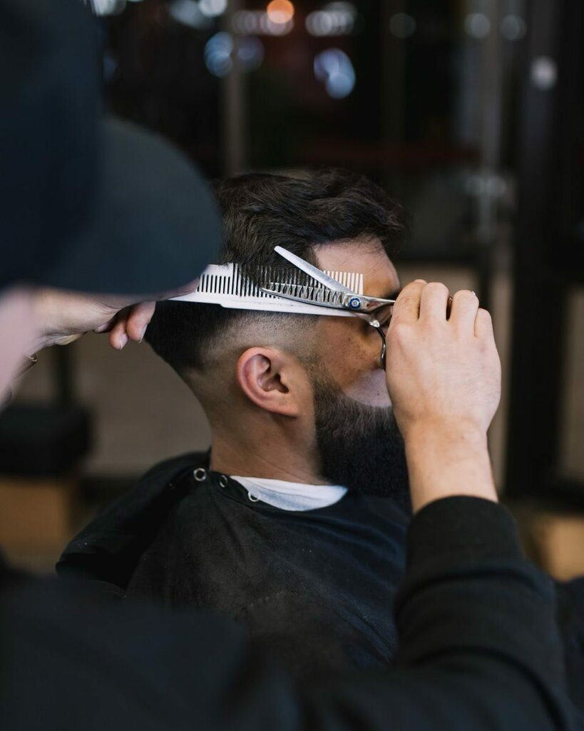 Мастер BARBER CLAN выполняет мужскую стрижку